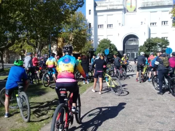 Fotos: ciclistas se manifestaron frente al municipio para reclamar seguridad