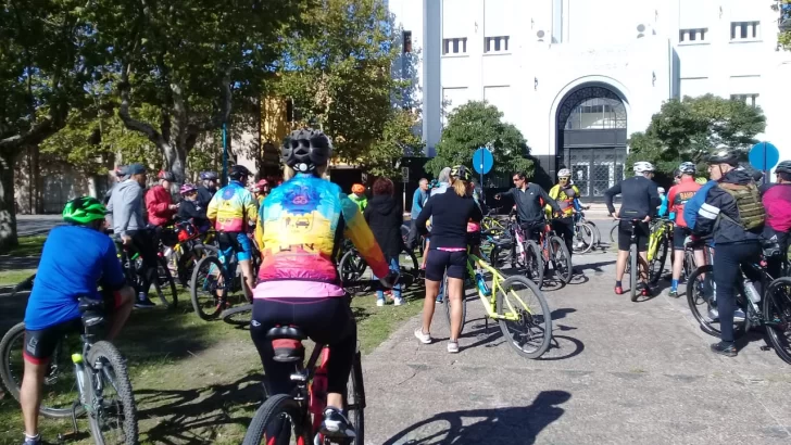 Fotos: ciclistas se manifestaron frente al municipio para reclamar seguridad