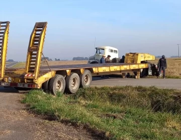 Otro camión varado cortando también la Ruta 228