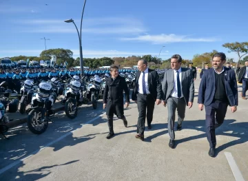 Kicillof tomó juramento de fidelidad a la Bandera Nacional a cadetes de la Policía de la Provincia