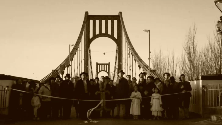 Recrearon la inauguración del Puente Colgante