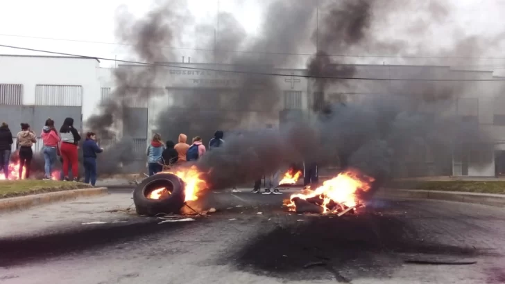 El municipio informó que aguardan el cese de alerta para poder trasladar al joven quemado