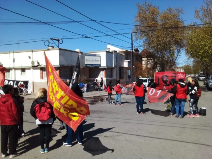 Corte piquetero en 57 y 52, frente a las oficinas de Desarrollo social