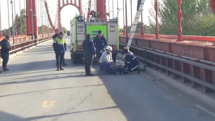 Una mujer intentó tirarse del Puente Colgante
