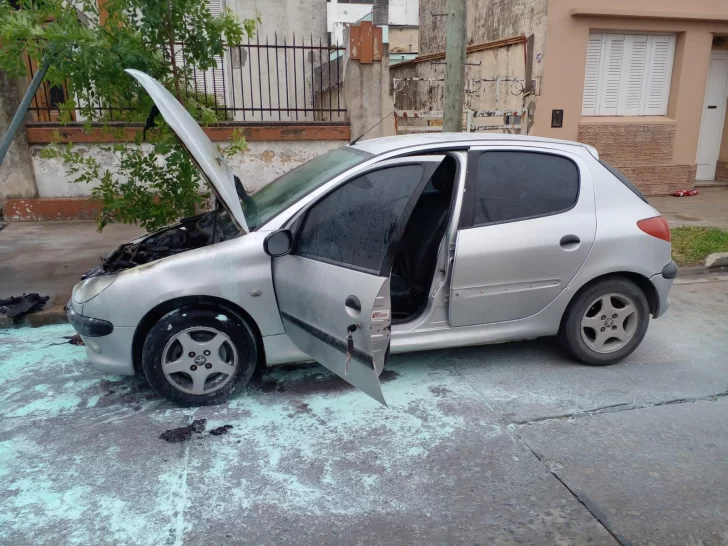 Se incendió otro auto en la vía pública