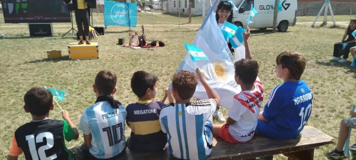 La gente se convoca en el Punto de Encuentro del Barrio 9 de Julio para ver a la Argentina