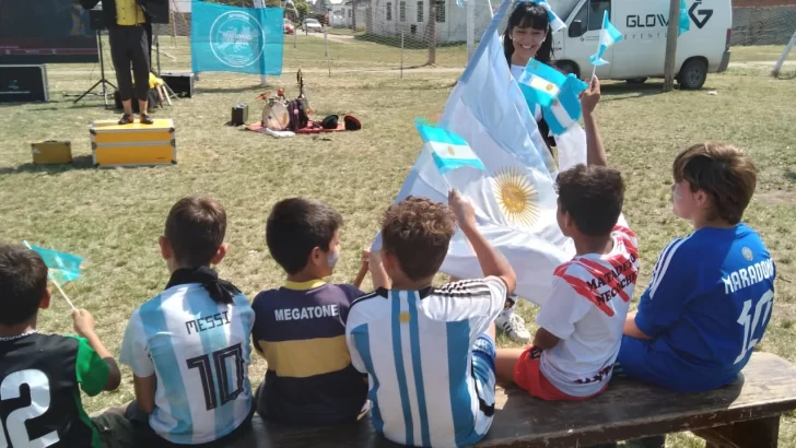 La gente se convoca en el Punto de Encuentro del Barrio 9 de Julio para ver a la Argentina