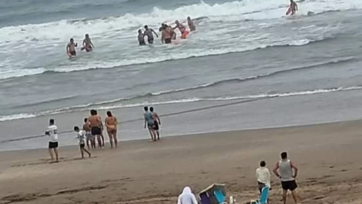 Guardavidas rescataron a tres bañistas en la zona del caño