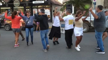 Folclore en la peatonal: buena convocatoria del Centro Cultural