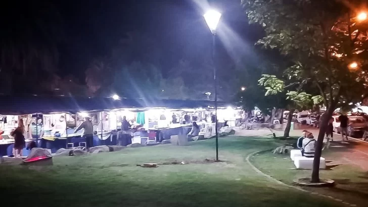 Vendedores ambulantes y malabaristas duermen en la plaza: “la han tomado como un hostel”