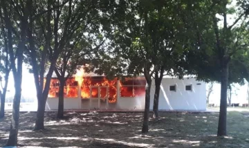 Se quemó un quincho en el natatorio de San Manuel