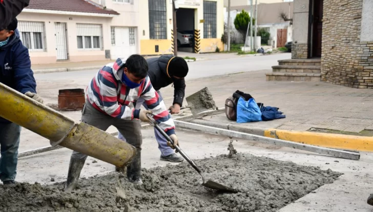 Obras públicas avanza con el plan de bacheo en la Avenida 42