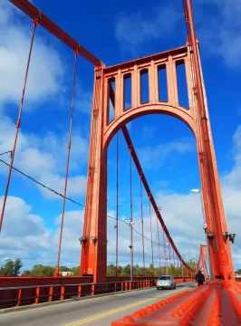 Realizaron limpieza del Puente Colgante “Hipólito Yrigoyen”