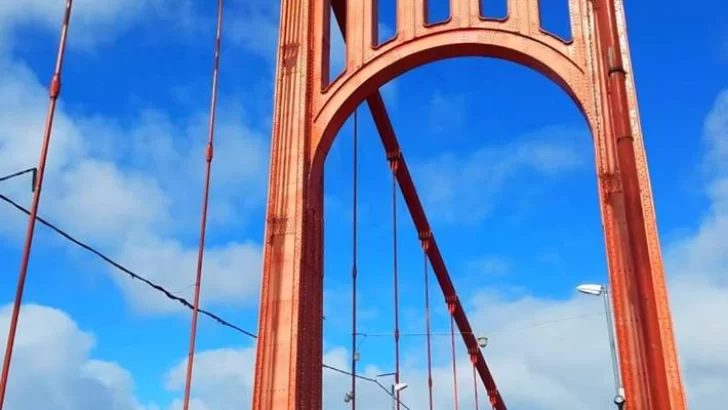 Realizaron limpieza del Puente Colgante “Hipólito Yrigoyen”