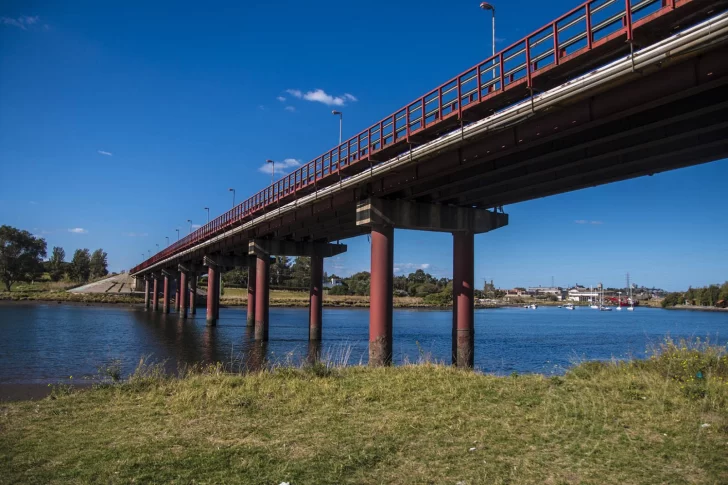 Pescador salvó a una mujer que intentó tirarse del puente Rocha