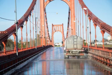 Esta noche, restringirán el paso por el Puente Colgante