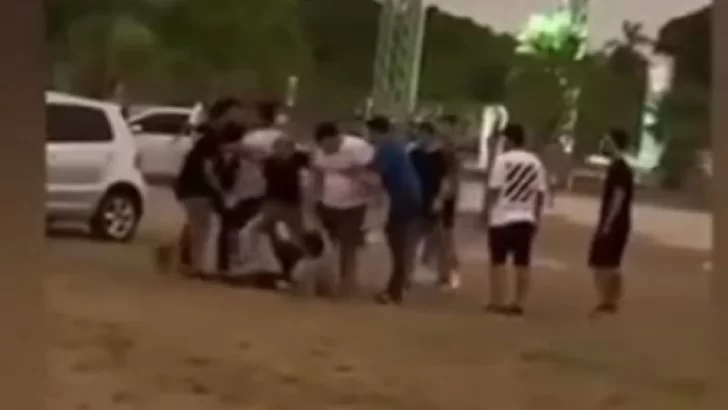 Video: otro joven pateado en la cabeza en el piso por un grupo de rugbiers