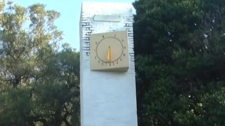 Alumnos de la Técnica 3 repararon el reloj solar del parque