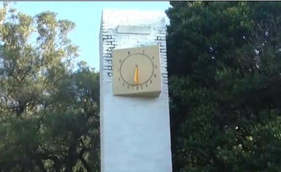 Alumnos de la Técnica 3 repararon el reloj solar del parque