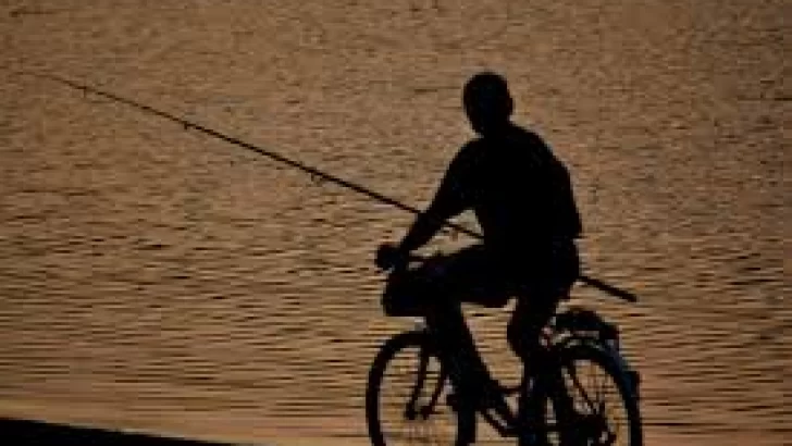 Se roba dos cañas de pescar y se da a la fuga en bicicleta