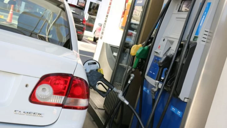 Desde este domingo, los combustibles son un 6 por ciento más caros