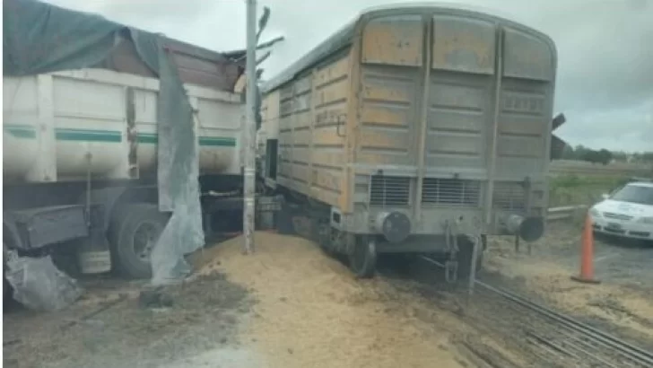 Camionero de Lobería embistió un tren