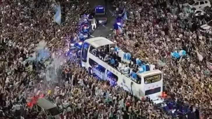 Video: la multitudinaria caravana de hinchas que acompañó a la Selección en Ezeiza