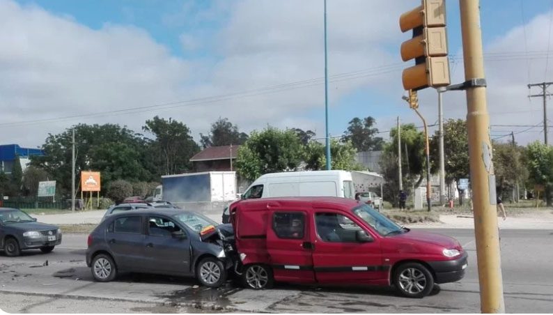 Se chocó un auto estacionado y terminó con fractura expuesta