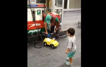 Llegó a TN el nene necochense que fue a cargar nafta con su auto de juguete