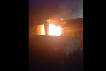 Video: el incendio en Barrio Parque se habría originado en la parrilla