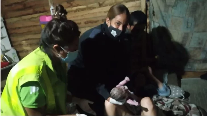 Una policía ayudó a una mujer a dar a luz
