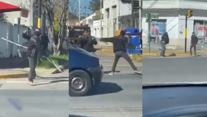 Video: pedía plata con muletas, pero se peleó con un hombre y salió corriendo