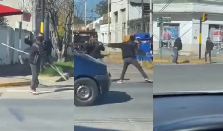 Video: pedía plata con muletas, pero se peleó con un hombre y salió corriendo