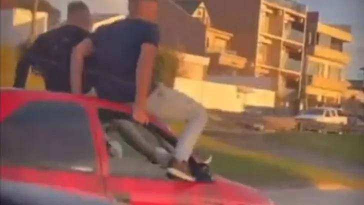 Escrachan a jóvenes que viajaban arriba del techo de un auto