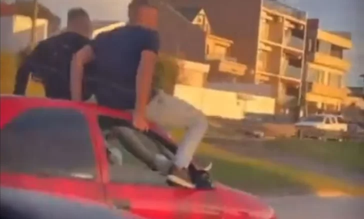Escrachan a jóvenes que viajaban arriba del techo de un auto