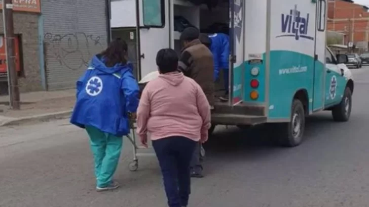 Bariloche: a una ambulancia se le abrieron las puertas y se cayó un paciente