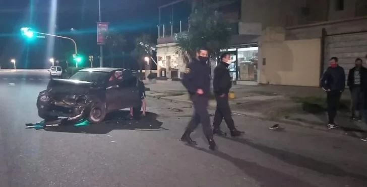 Conductor alcoholizado choca otro auto y una vivienda