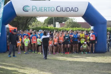 Jose Ignacio Fernández Guerrero y Paola Iañez ganaron la media maratón de Quequén