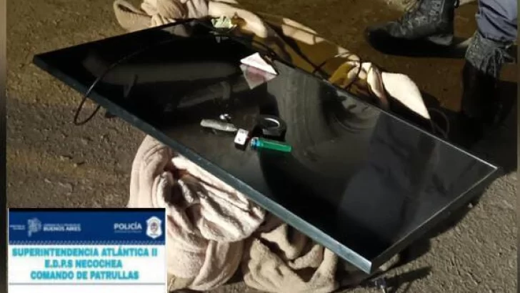 Lo atrapan caminado con un TV robado envuelto en una sábana