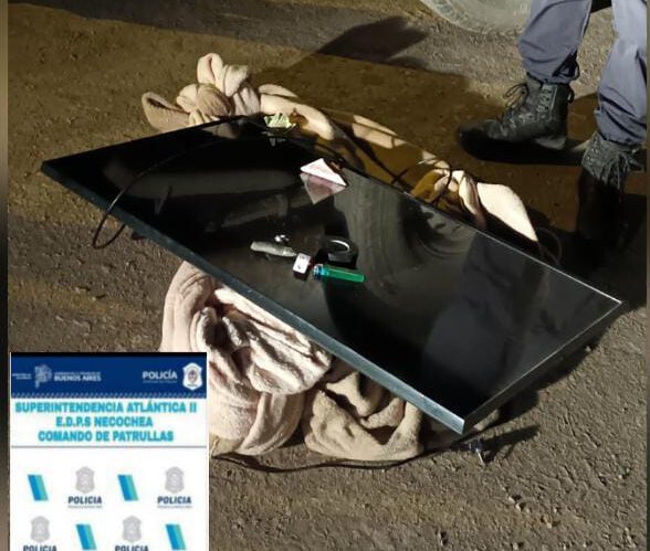 Lo atrapan caminado con un TV robado envuelto en una sábana