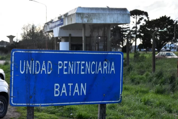 Atacan a facazos a recluso en Batán