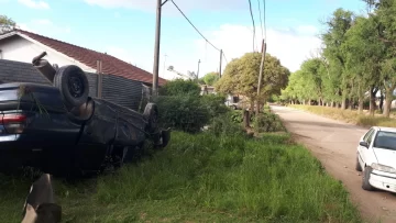 Volcó un auto en avenida 58