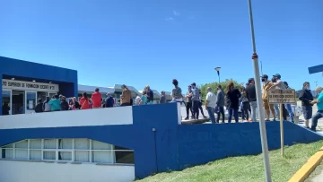 Largas colas para votar en el Instituto 31