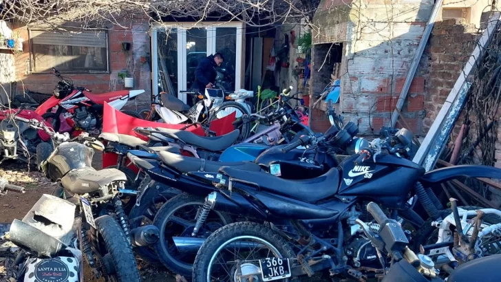 Los ladrones que se hicieron pasar por empleados de correo tenían un aguantadero de motos