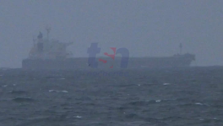 El buque chino espera la llegada de buzos y representantes de la empresa armadora