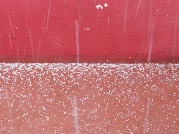 Fuerte granizada y lluvia en esta tarde de lunes