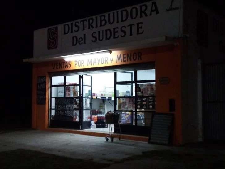 Sujeto armado asaltó una distribuidora en avenida 98