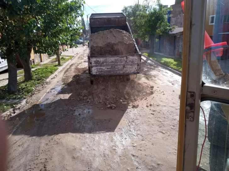 Tareas de bacheo en calles para recomponer el servicio de transporte