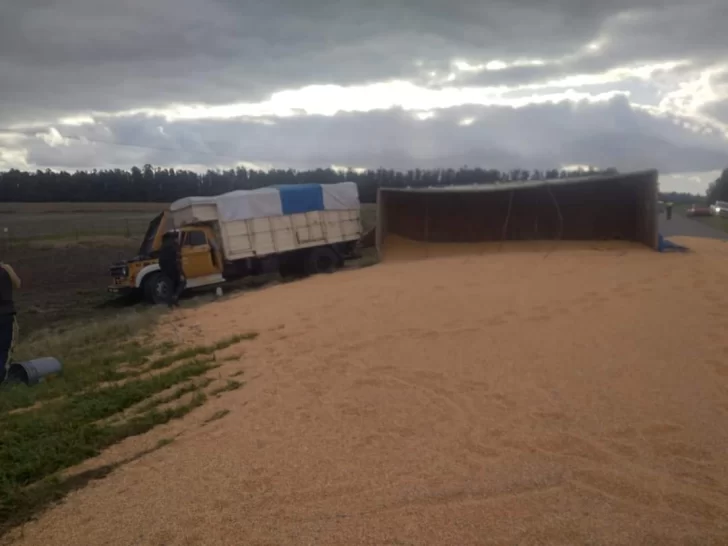 Volcó un camión cargado de cereal en Ruta 227