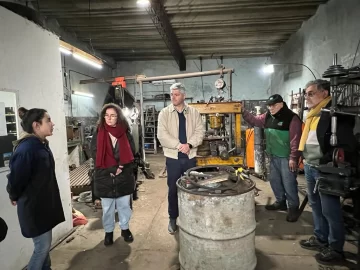 En La Dulce, Mauro Velázquez y parte de su equipo visitaron una tornería y el cuartel de Bomberos Voluntarios